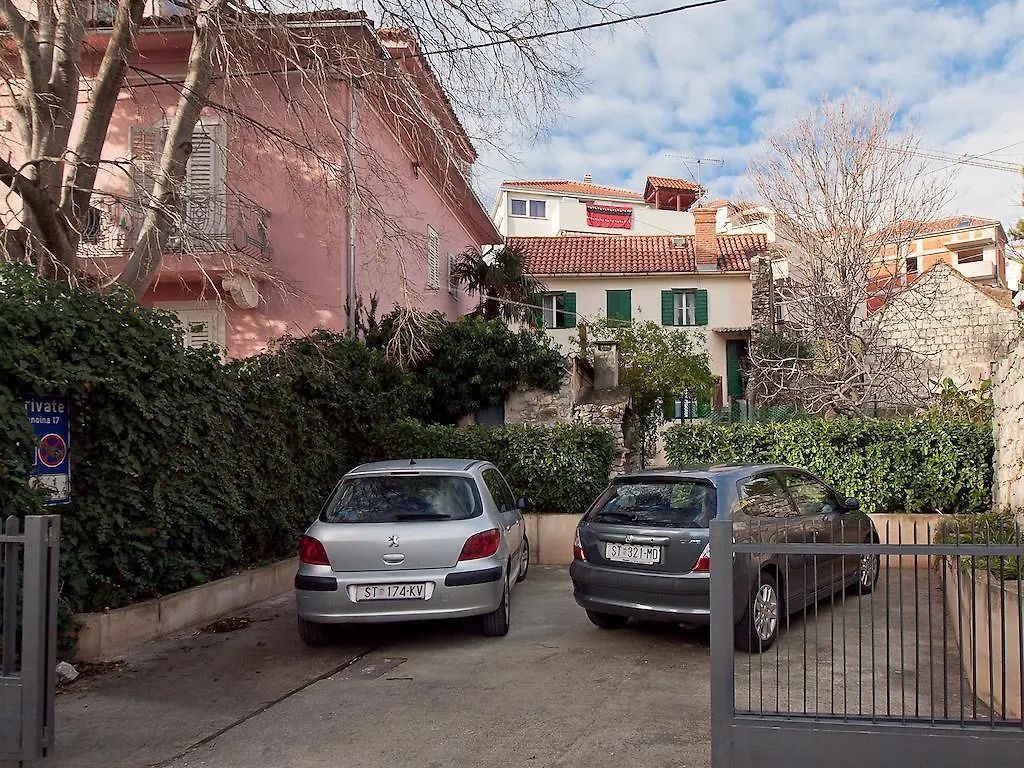 Guest House Leta With Parking Split 3*,